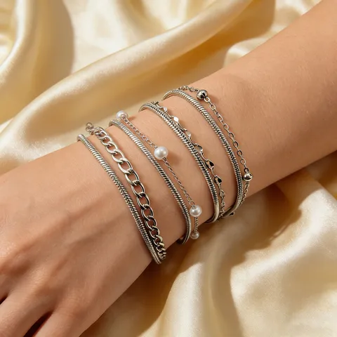 Edelstahl Mehrschichtiges Armband Fußkettchen Für Damen Künstliche Perle Schlangenkette Poliert Mode Minimalistisch Schmuck