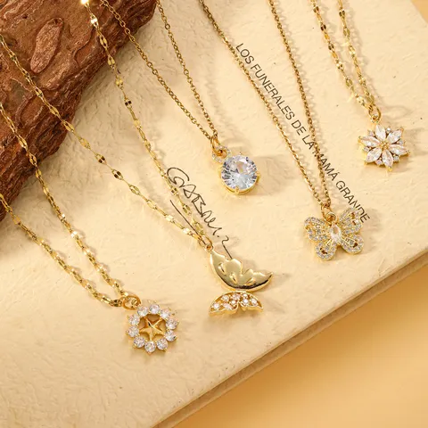 Collar con Colgante de Acero de Titanio y Strass para Mujer Chapado en Oro Elegante Mariposa Estrella Flor Corazón Joyería