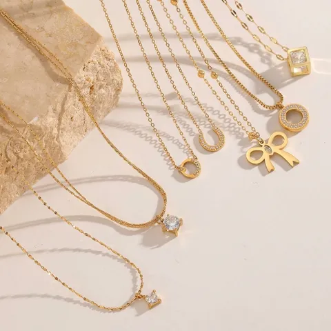 Collana con Pendente in Zirconia in Acciaio al Titanio per Donna Placcata Oro 18K Girocollo Geometrico Gioiello di Moda