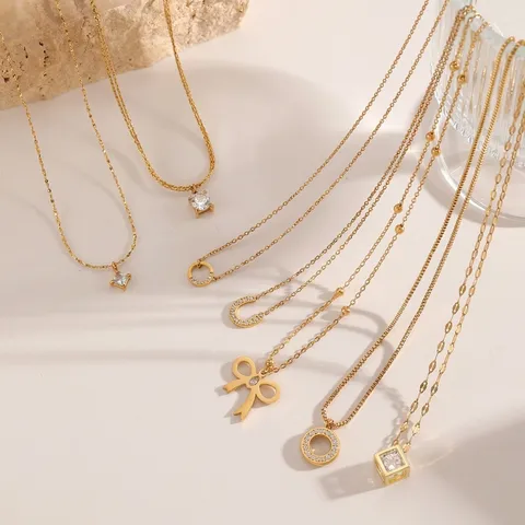 Collana con Pendente in Zirconia in Acciaio al Titanio per Donna Placcata Oro 18K Girocollo Geometrico Gioiello di Moda