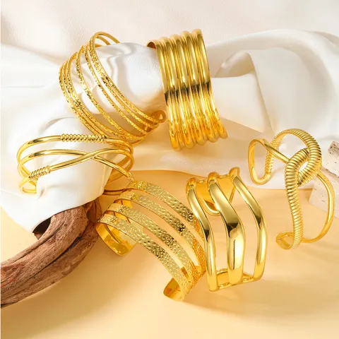 Brazalete Minimalista de Acero Inoxidable Dorado para Mujer Brazalete Abierto Hueco Geométrico Exagerado Accesorio de Joyería de Moda Vintage