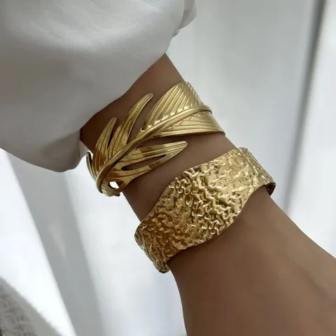 Bracciale a Polsino Largo Aperto in Acciaio Inossidabile da Donna Oro Incrinatura d'Acqua Piuma Foglia Gioielli di Moda