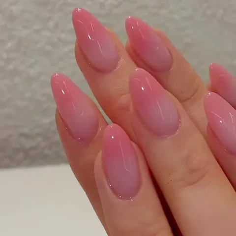 Faux Ongles à Presser Dégradé Rose Pâle Simple pour Femmes Style Occidental Doux Forme Amande Faux Ongles Détachables Avec Colle