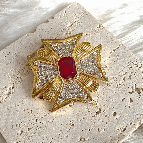 Vintage Paleisstijl Maltezer Kruis Brosche Voor Vrouwen Verguld Koper Met Rode Kunstmatige Edelsteen Strass Luxe Sieraden