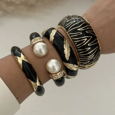 Bracciale Rigido Smaltato a Righe Zebra in Lega Stile Europeo e Americano Con Piuma d'Oro e Perla Artificiale Donna