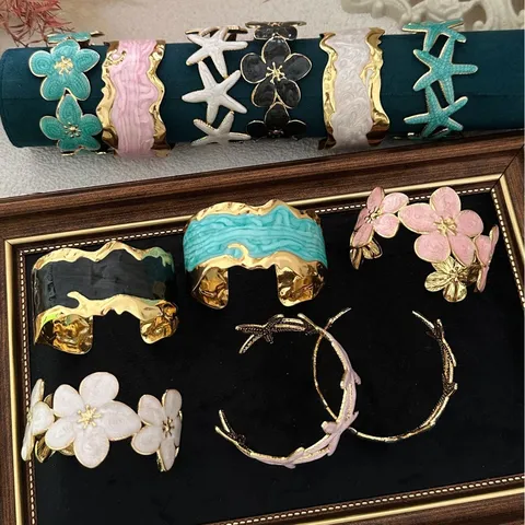 Bracciale Rigido Aperto Smalto Fiore Stella Marina Design di Nicchia Placcato Oro Largo Onda Gioielli Moda Donna Accessorio Vacanza