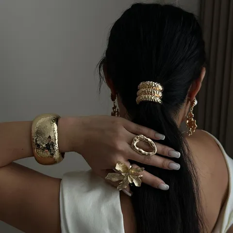 Ensemble de Bijoux Luxueux en Métal Martelé Or pour Femmes Bague Fleur Vintage Bracelet Ouvert Irrégulier Accessoires Cheveux