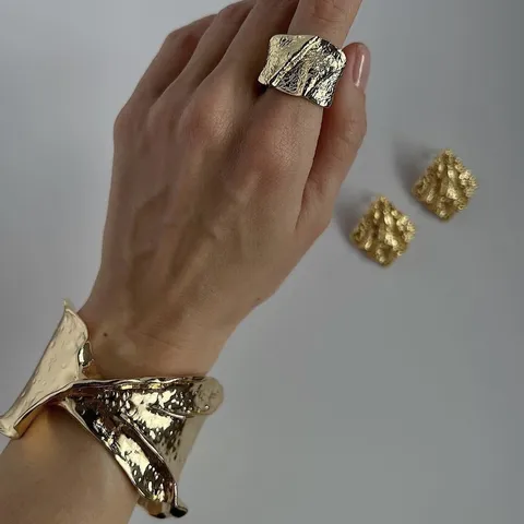 Brazalete Abierto de Metal Plisado Irregular Vintage y Pendientes de Botón de Rombo a Juego Joyas para Mujer Oro Plata