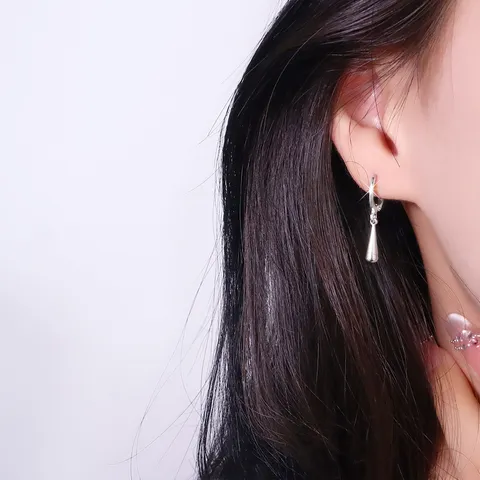 Boucles d'Oreilles Huggie Goutte d'Eau en Cuivre Minimaliste pour Femmes Ton Argent Électroplaqué Longue Forme Poire Bijoux