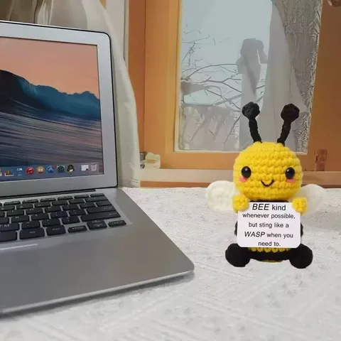 Cheiropoiíti Plektí Thetikí Koúkla Mélissas apo Mallí Pluche Diakosmitikó Grafeíou me Kárta Enthárrynsis
