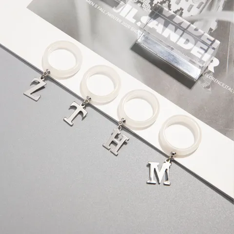 Minimalistischer Weißer Harz Kupfer Platinierter Alphabet Buchstaben Anhänger Fingerring Für Damen Ins Stil Modeschmuck Geschenk