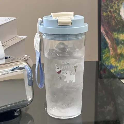 Niedlicher Cartoon Hund Plastik Wasserflasche Tragbarer Strohbecher Mit Umhängeband Und Teesieb Für Den Täglichen Gebrauch
