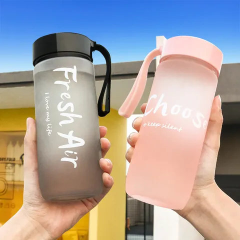 Draagbare Plastic Waterfles Mat Verloop Sportbeker Met Lekvrije Deksel En Band Voor Studenten Dagelijks Buiten