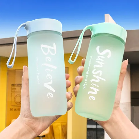 Draagbare Plastic Waterfles Mat Verloop Sportbeker Met Lekvrije Deksel En Band Voor Studenten Dagelijks Buiten