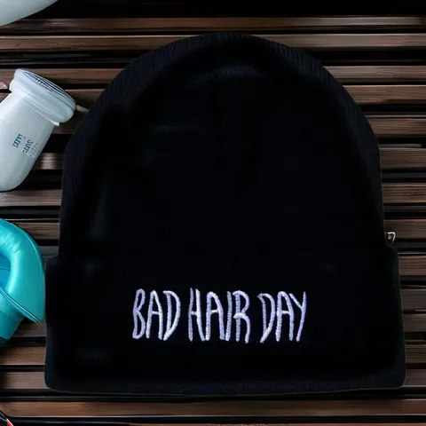 Bonnet en Tricot Unisexe avec Broderie Bad Hair Day Doux et Chaud en Acrylique pour Hommes et Femmes Streetwear