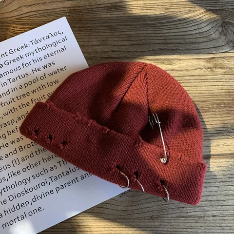 Versleten Gebreide Muts Dames Hip Hop Streetwear Acryl Skull Cap Met Metalen Ringen En Veiligheidsspeld Effen Kleur Winter