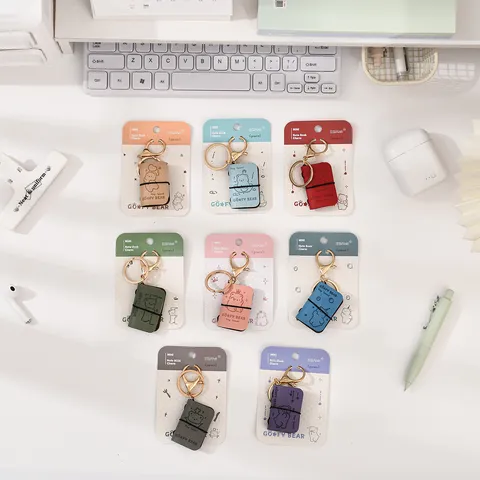 Mini Portachiavi Taccuino in Pelle PU Ciondolo Orsetto dei Cartoni Animati Studente Zaino Ciondolo Portatile Mini Diario Portachiavi Regalo