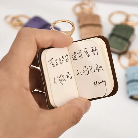 Mini Portachiavi Taccuino in Pelle PU Ciondolo Orsetto dei Cartoni Animati Studente Zaino Ciondolo Portatile Mini Diario Portachiavi Regalo