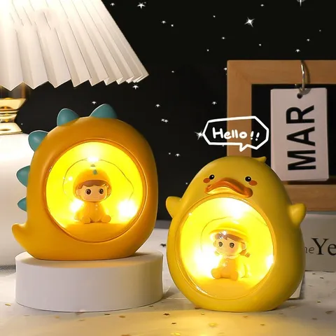 Süßer Cartoon Dinosaurier Astronaut Harz LED Nachtlicht Warme Nachttischlampe Für Schlafzimmer Tisch Deko Kreatives Geschenk