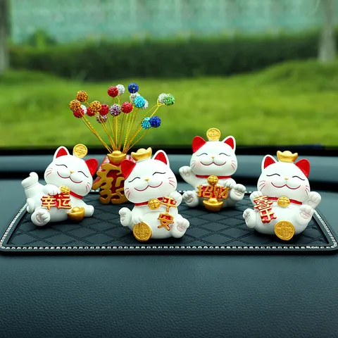 Chinese Style Lucky Cat Car Dashboard Decoration Ornaments Synthetic Resin Maneki Neko Statues Lucky Bag Set With Anti-Slip Pad For Interior Vehicle Decor Gift