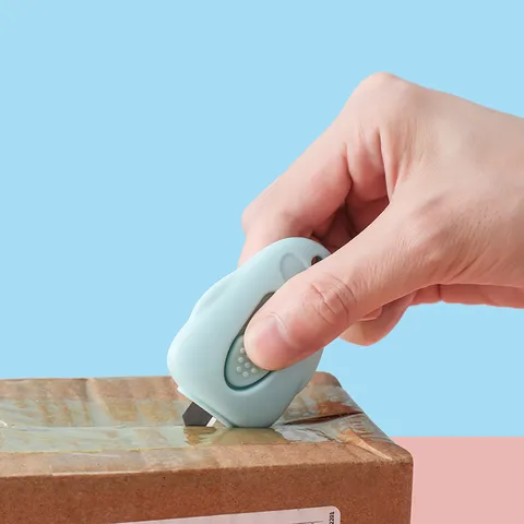 Schattig Cartoon Mini Cuttermesser Tragbar Doosopener Intrekbaar Zakmes Voor Karton Snijden Ambacht Kantoor Studenten Kantoorbenodigdheden
