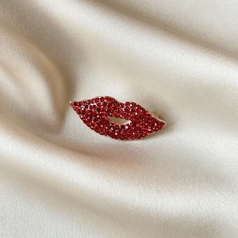 Broche Lèvres Strass Mode Alliage Épingle Anti-Reflets Élégant Costume Robe Accessoires Bijoux Pour Femmes Saint-Valentin