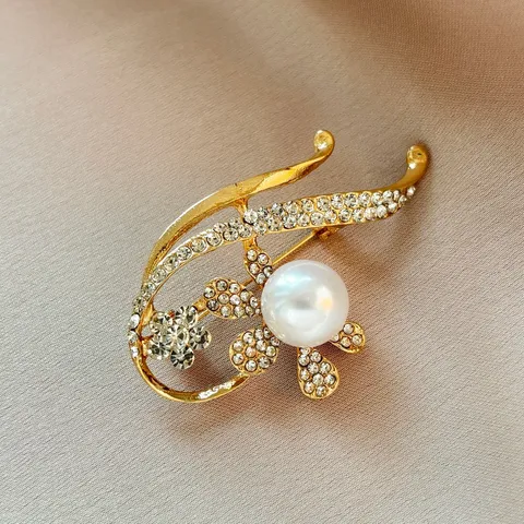 French Vintage Artificial Pearl Flower Brooch For Women Elegant Gold Zinc Alloy Hollow Out Rhinestone Dress Breastpin Designer Accessory