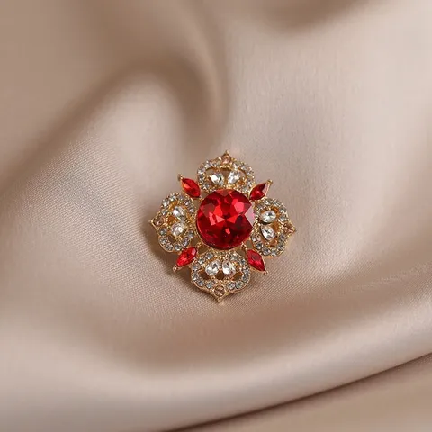 Vintage Alloy Flower Brooch For Women Luxury Gold Plated Rhinestone Crystal Plant Floral Banquet Daily Dress Brooch Pins Jewelry