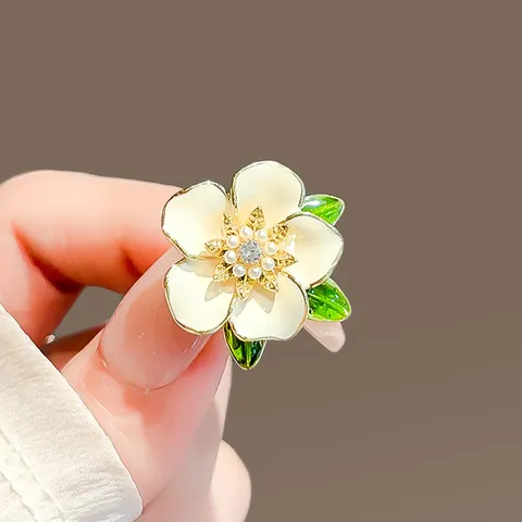 Japanese Style Gardenia Flower Brooch For Women Elegant White Enamel Leaf Pin Anti-exposure Fashion Alloy Rhinestone Artificial Pearl Brooch