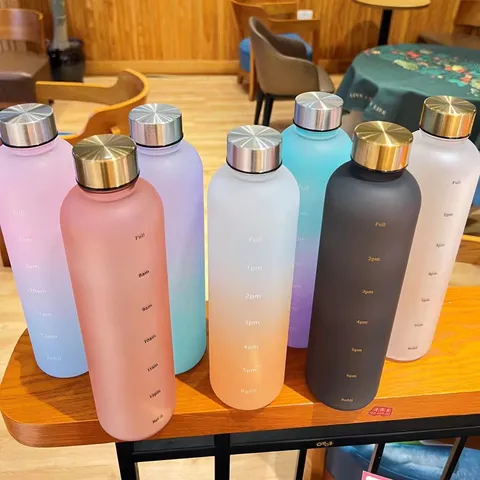 Botella de Agua de Plástico Degradado de Gran Capacidad Con Marcador de Tiempo Y Diseño Portátil Taza de Fitness Duradera Para Uso Diario