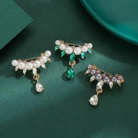Elegant Alloy Artificial Pearl Teardrop Brooch For Women French Vintage Rhinestone Tassel Brooch Pin For Suit Dress Accessory