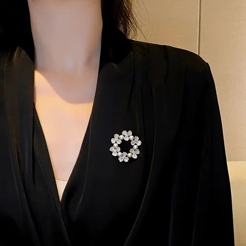 Elegant Garland Pearl Rhinestone Brooch Gold Alloy Plant Shape Fashion Clothing Pin Jewelry Gift