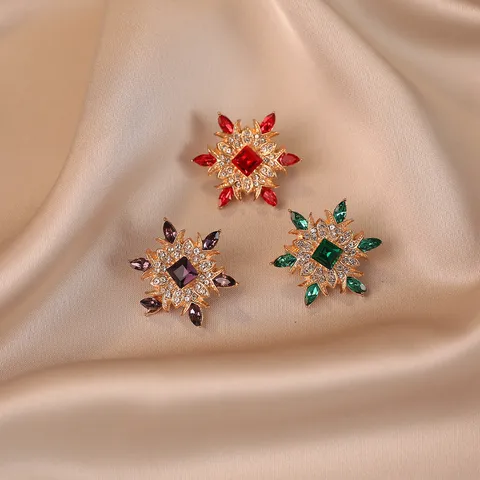Vintage Alloy Rhinestone Flower Brooch For Women Exaggerated Crystal Snowflake Breastpin Elegant Banquet Corsage Gift
