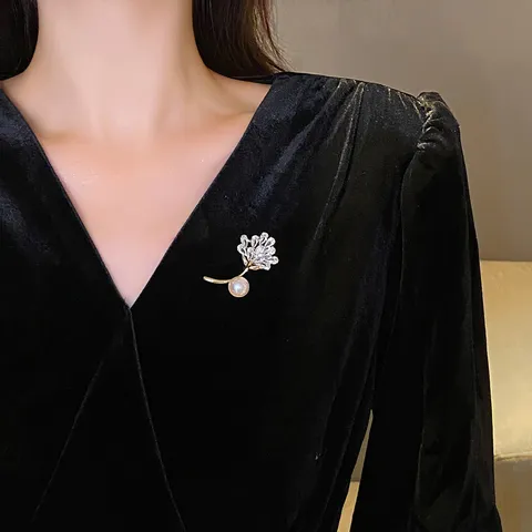 Floral Pearl Rhinestone Brooch Gold Plated Alloy Flower Pin Coat Scarf Accessories Fashion Jewelry Gift for Women