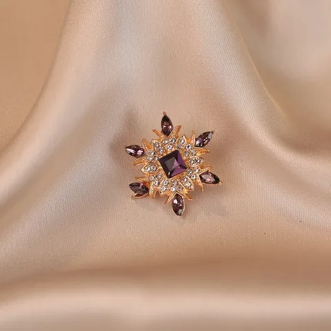 Vintage Alloy Rhinestone Flower Brooch For Women Exaggerated Crystal Snowflake Breastpin Elegant Banquet Corsage Gift