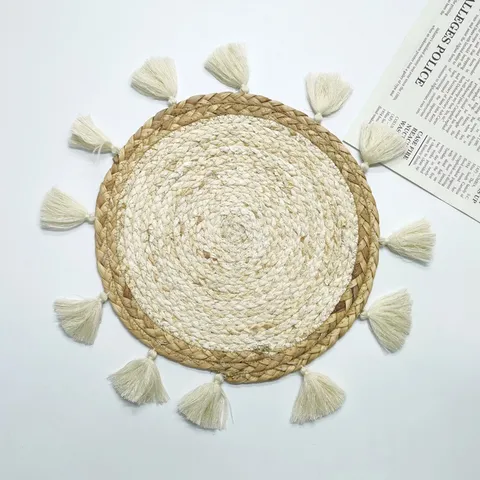 Natural Corn Husk Woven Placemat Round Heat Resistant Table Mat With Fringe Minimalist Dining Table Decor