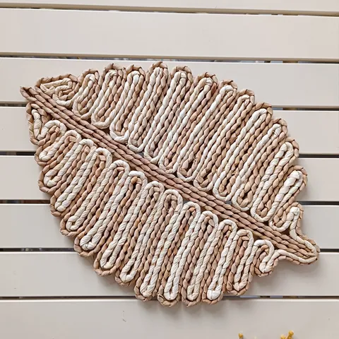 Natural Woven Straw Placemat Handcrafted Round Flower Leaf Table Mat Heat Insulation Pad Restaurant Table Decor