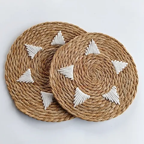 Round Minimalist Woven Cattail Placemat Nordic Handcrafted Heat Insulated Geometric Pattern Embroidered Table Mat For Kitchen Dining Home Decor