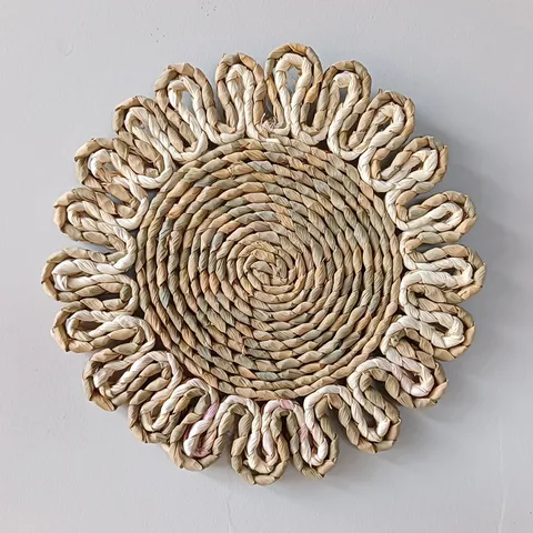 Natural Woven Straw Placemat Handcrafted Round Flower Leaf Table Mat Heat Insulation Pad Restaurant Table Decor