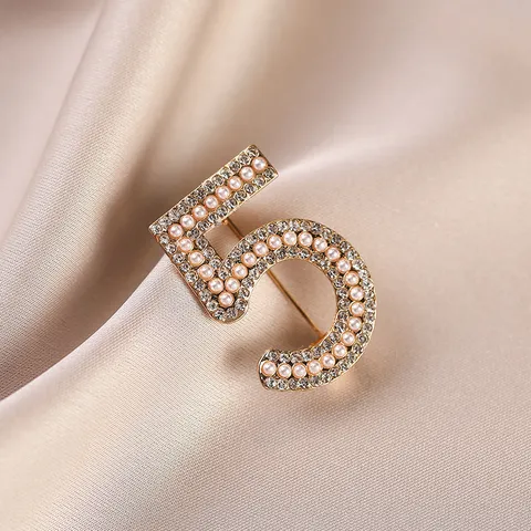 Classic Number Shape Brooch Pin Rhinestone Artificial Pearl Alloy Brooches For Women Clothing Suit Sweater Bag Accessories