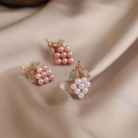 Elegant Grape Shape Brooch For Women Gold Alloy Artificial Pearl Rhinestone Pin Luxery Safety Brooch Clothing Decoration Gift