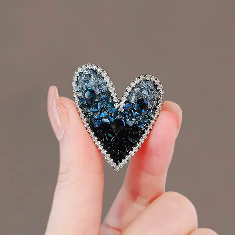 Niche Πολυτελής Ασύμμετρη Καρδιά Brooch Γυναίκες High-End Rhinestone Collar Anti-Glare Pin Fashion Jewelry