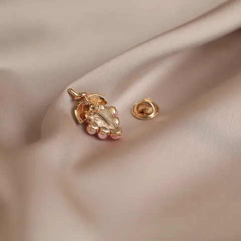 Elegant Grape Shape Brooch For Women Gold Alloy Artificial Pearl Rhinestone Pin Luxery Safety Brooch Clothing Decoration Gift