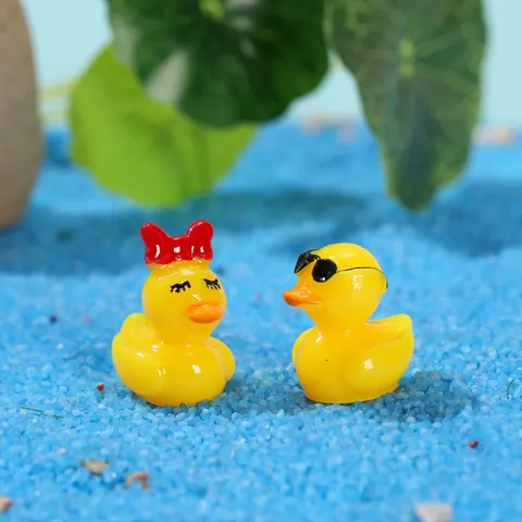 Cute Couple Duck Resin Figurine Miniature Micro Landscape Decoration Yellow Animal Statue With Sunglasses And Bow Desktop Decor