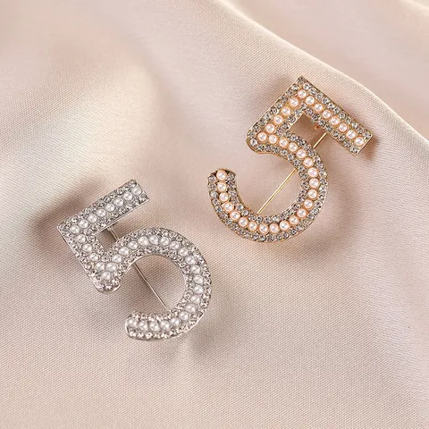 Classic Number Shape Brooch Pin Rhinestone Artificial Pearl Alloy Brooches For Women Clothing Suit Sweater Bag Accessories