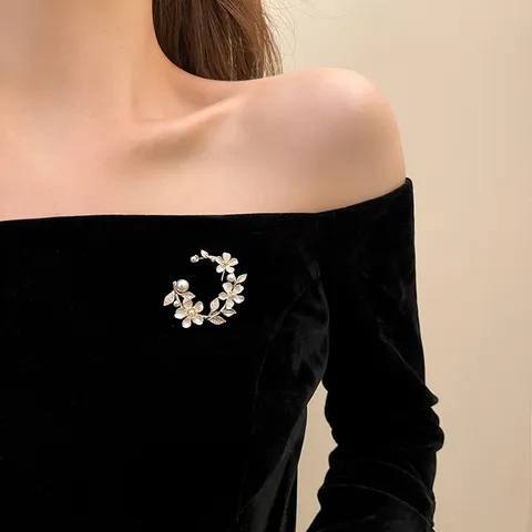 Elegant Floral Pearl Brooch Alloy Gold Plated Rhinestone Brooch Pin Suit Coat Accessories For Women Jewelry