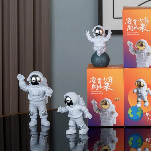 Cartoon Ruimtevaarder Figuur Leuke Astronaut Standbeeld Bureaublad Ornament Hars Thuis Kantoor Decor Verjaardag Cadeau Voor Kinderen