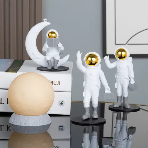 Figurine Créative d'Astronaute Ornement de Bureau en PVC Statue de Spationaute Moderne Minimaliste Décoration d'Intérieur Cadeau d'Anniversaire