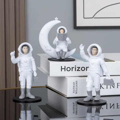 Figurine Créative d'Astronaute Ornement de Bureau en PVC Statue de Spationaute Moderne Minimaliste Décoration d'Intérieur Cadeau d'Anniversaire