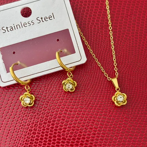 Edelstahl Kamelie Blume Halskette Und Creolen Strass Eingelegt Gold Überzogener Floraler Schmuck Für Damen